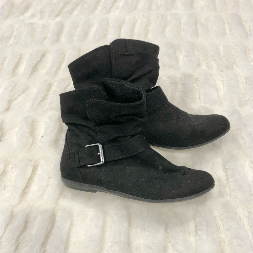 Super cute black booties